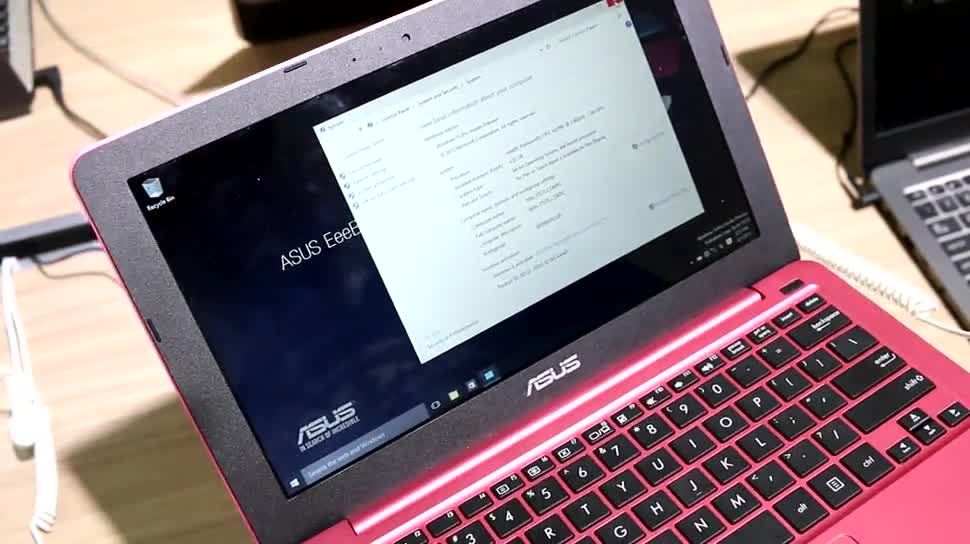 Asus: Starkes Windows 10-Netbook mit Quad-Core-CPU und USB Type-C