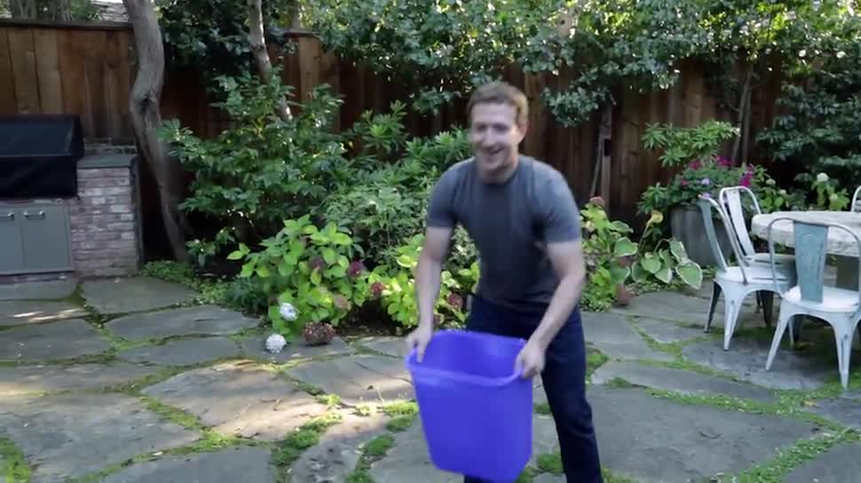 Mark Zuckerberg stellt sich der Ice Bucket Challenge