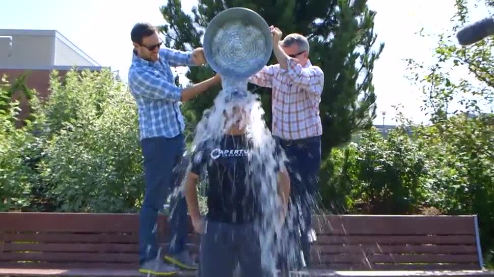 Phil Spencer macht die Ice Bucket Challenge