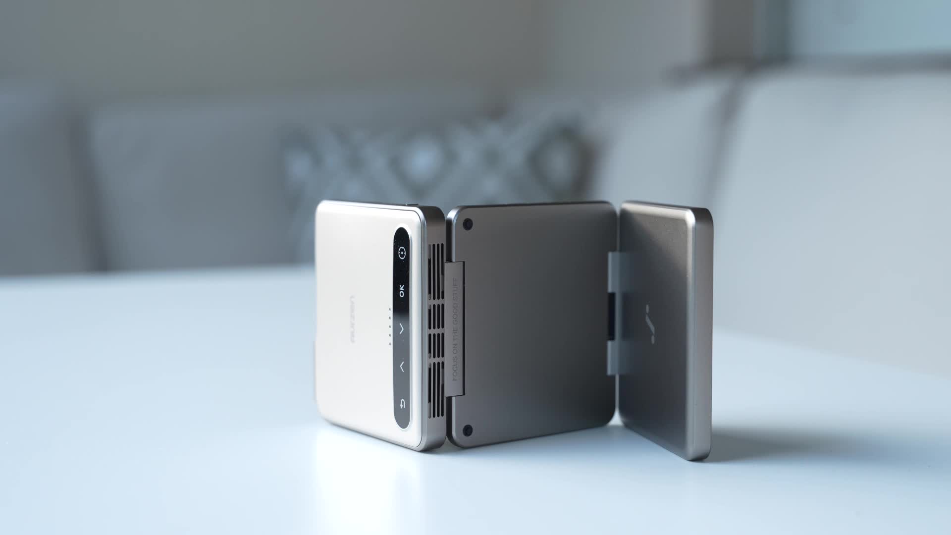 Aurzen Zip: Mini-Projektor zum Aufklappen f�r unterwegs